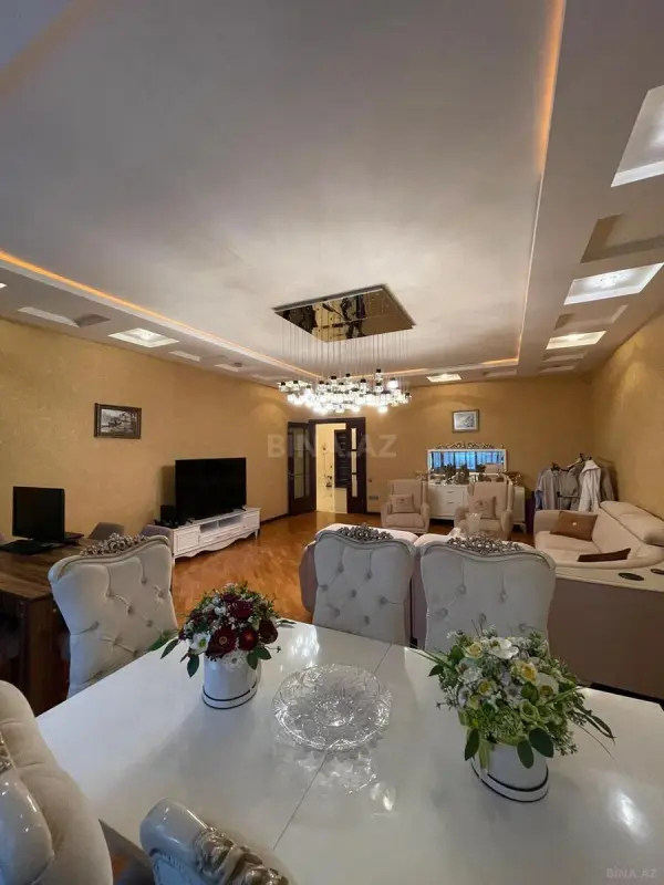Satılır 4 otaqlı mənzil 198 m²