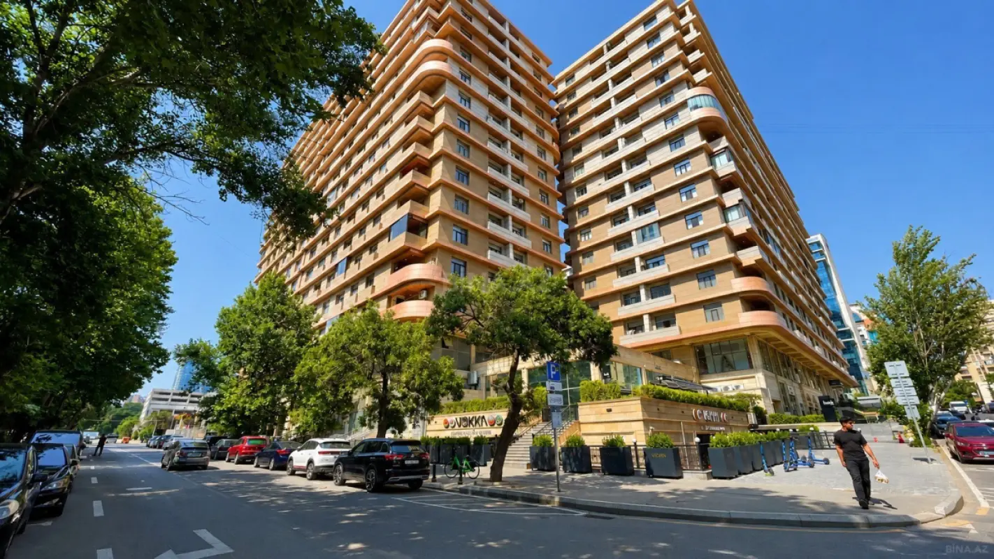 Satılır 4 otaqlı mənzil 247 m²