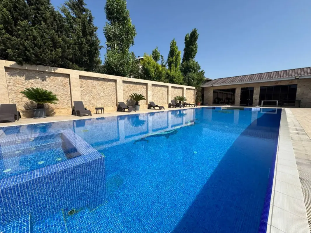 Satılır 5 otaqlı həyət evi 240 m²
