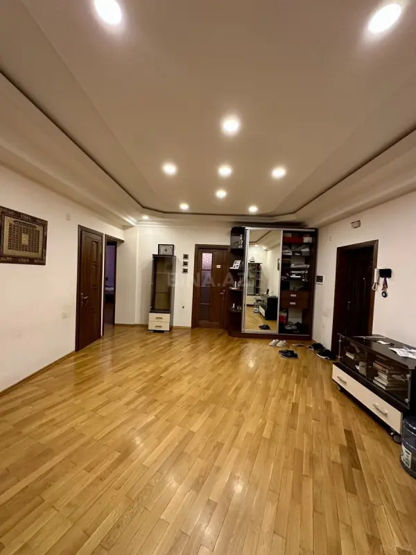 Satılır 3 otaqlı mənzil 163 m²