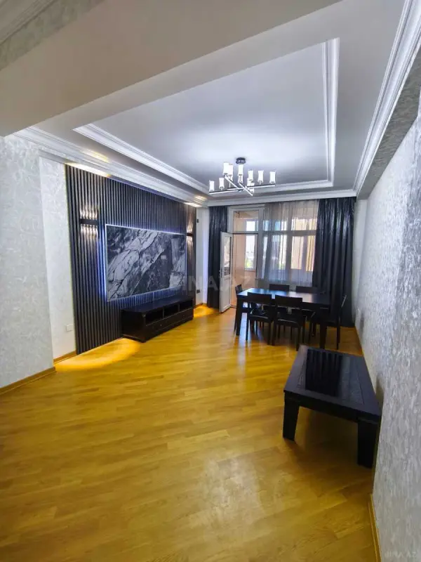 Satılır 3 otaqlı mənzil 132 m²