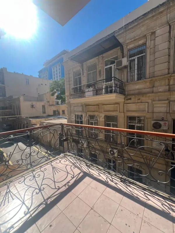 Satılır 4 otaqlı mənzil 135 m²