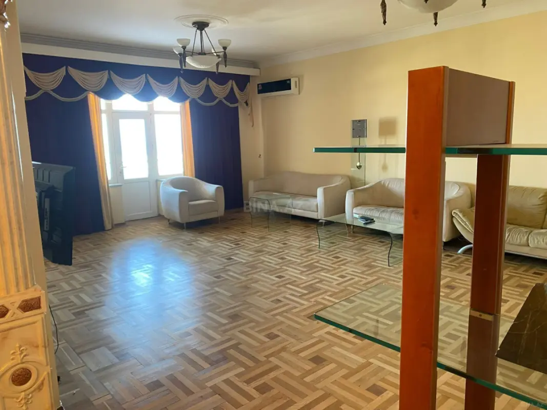 Kirayə verilir 7 otaqlı mənzil 300 m²
