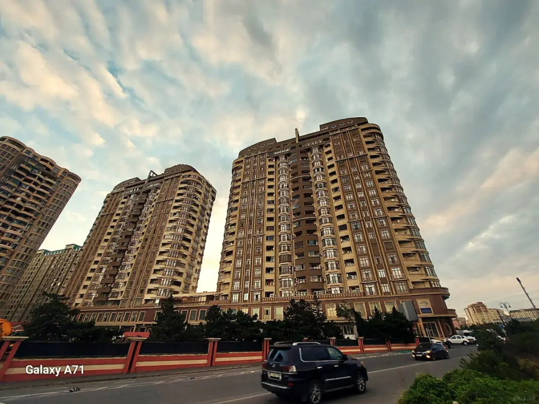 Satılır 8 otaqlı mənzil 1000 m²