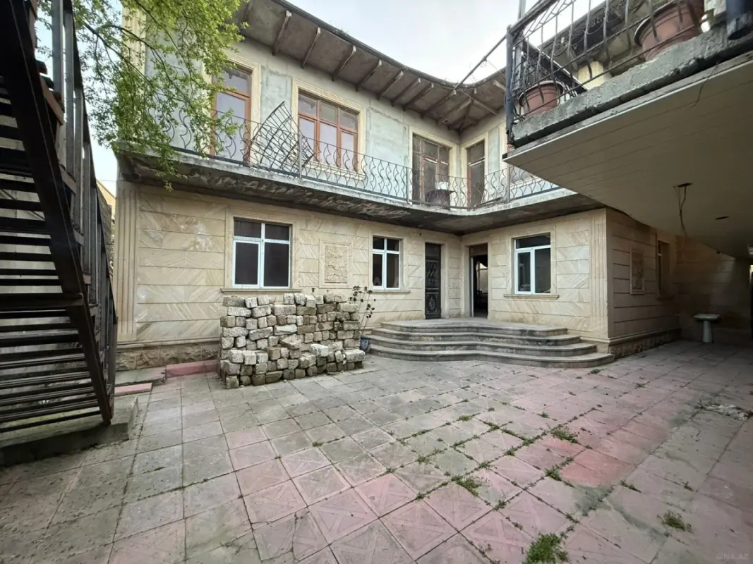 Satılır 7 otaqlı həyət evi 350 m²