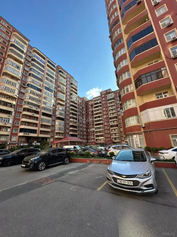 Satılır 3 otaqlı mənzil 163 m²