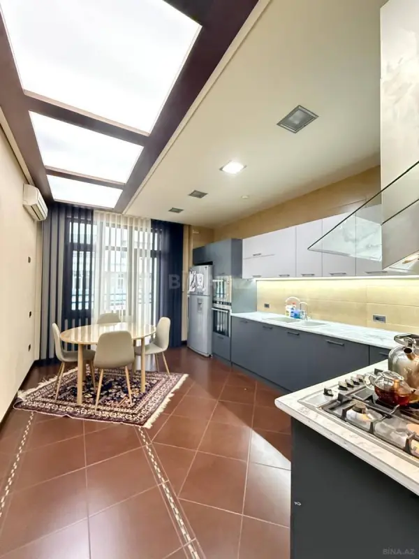 Satılır 4 otaqlı mənzil 217 m²