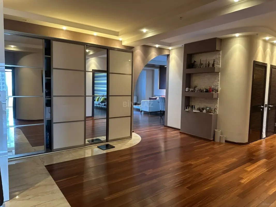 Satılır 4 otaqlı mənzil 183 m²