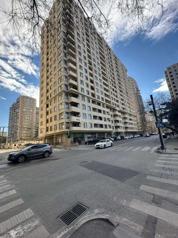Satılır 4 otaqlı mənzil 178 m²
