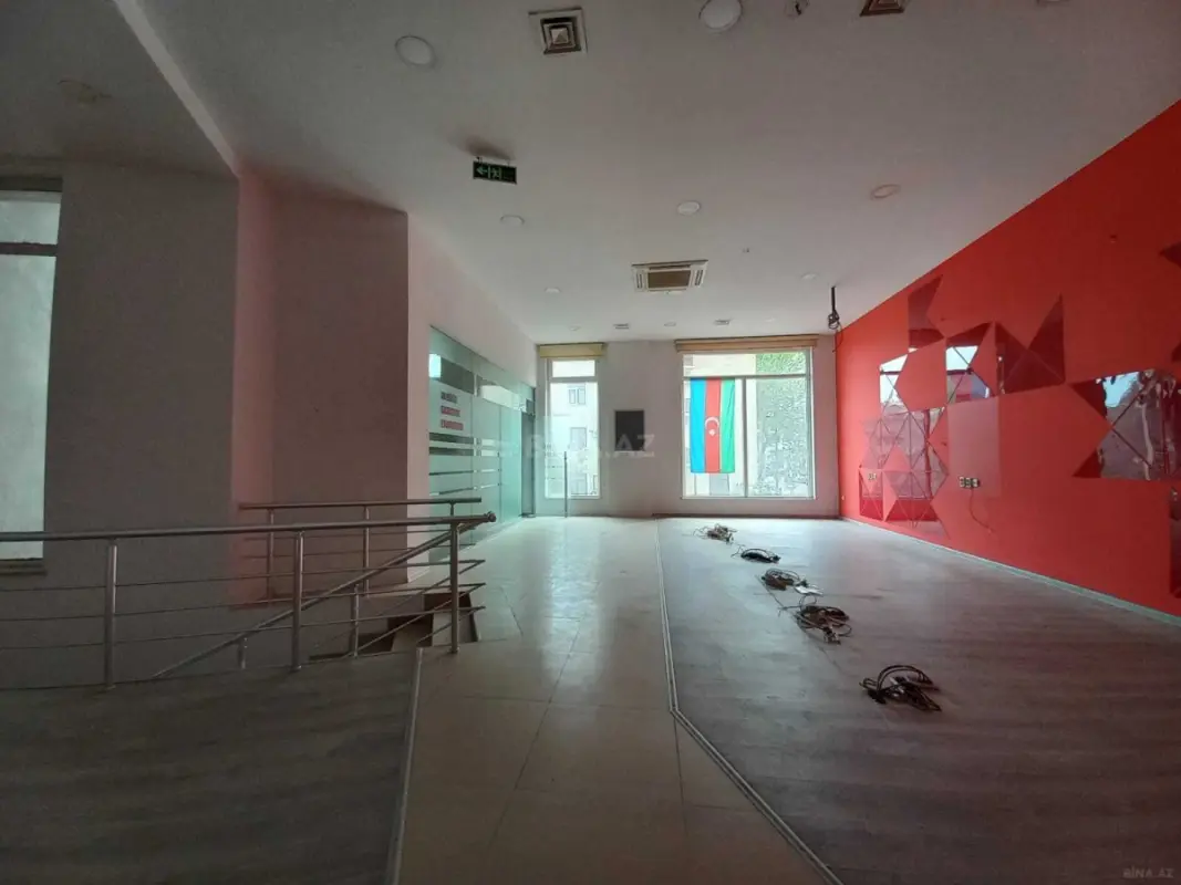 Satılır obyekt 380 m²