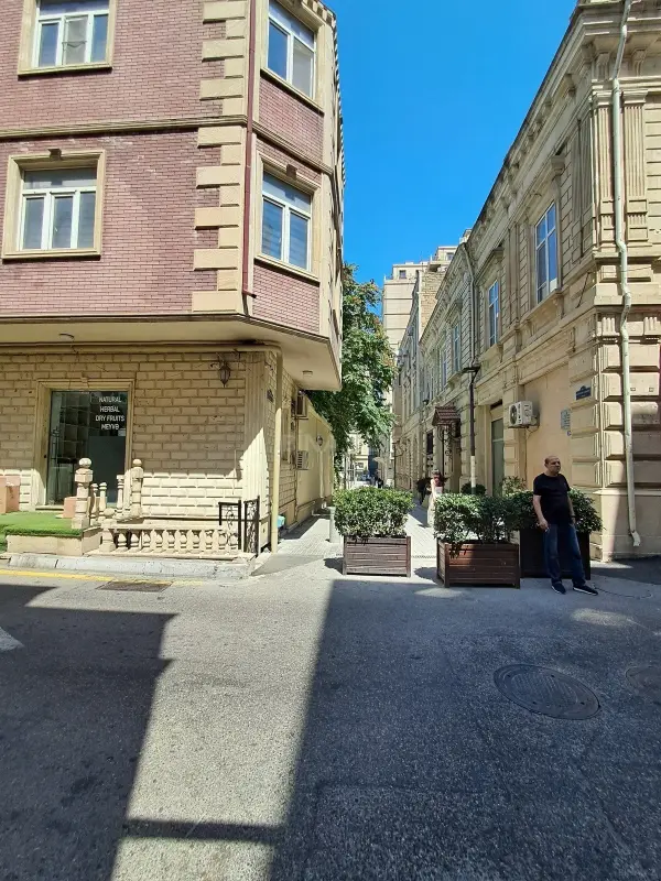 Satılır 6 otaqlı mənzil 199 m²