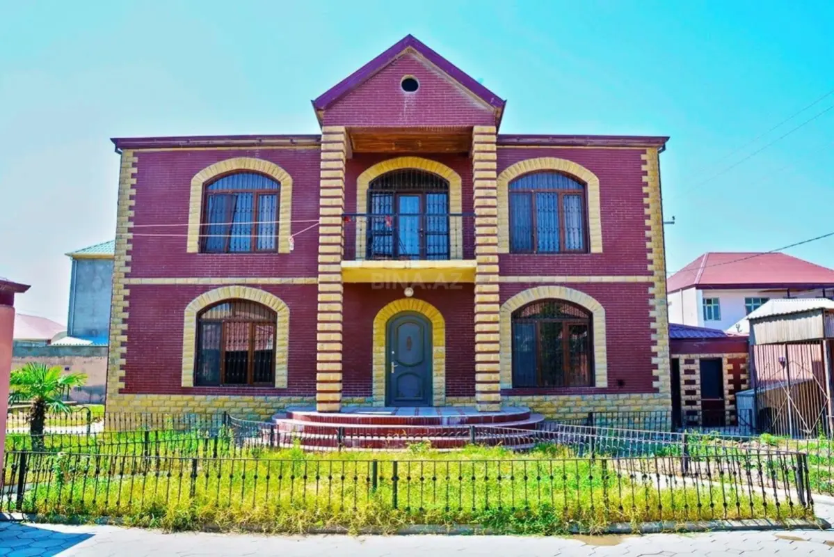 Satılır 6 otaqlı həyət evi 300 m²