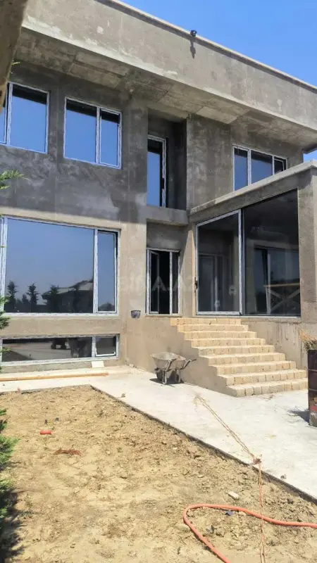 Satılır 8 otaqlı həyət evi 450 m²