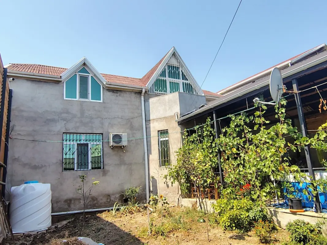 Satılır 5 otaqlı həyət evi 180 m²