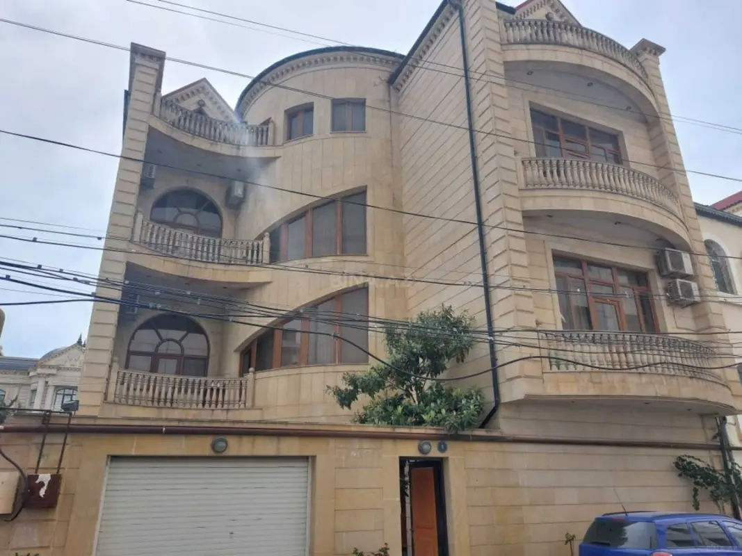 Satılır 10 otaqlı həyət evi 920 m²