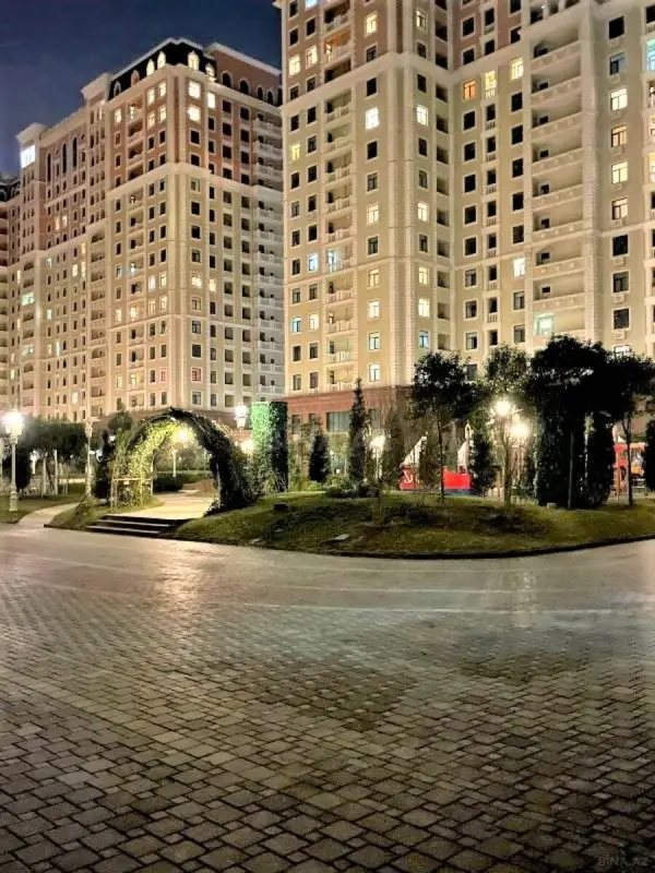 Satılır 4 otaqlı mənzil 185 m²