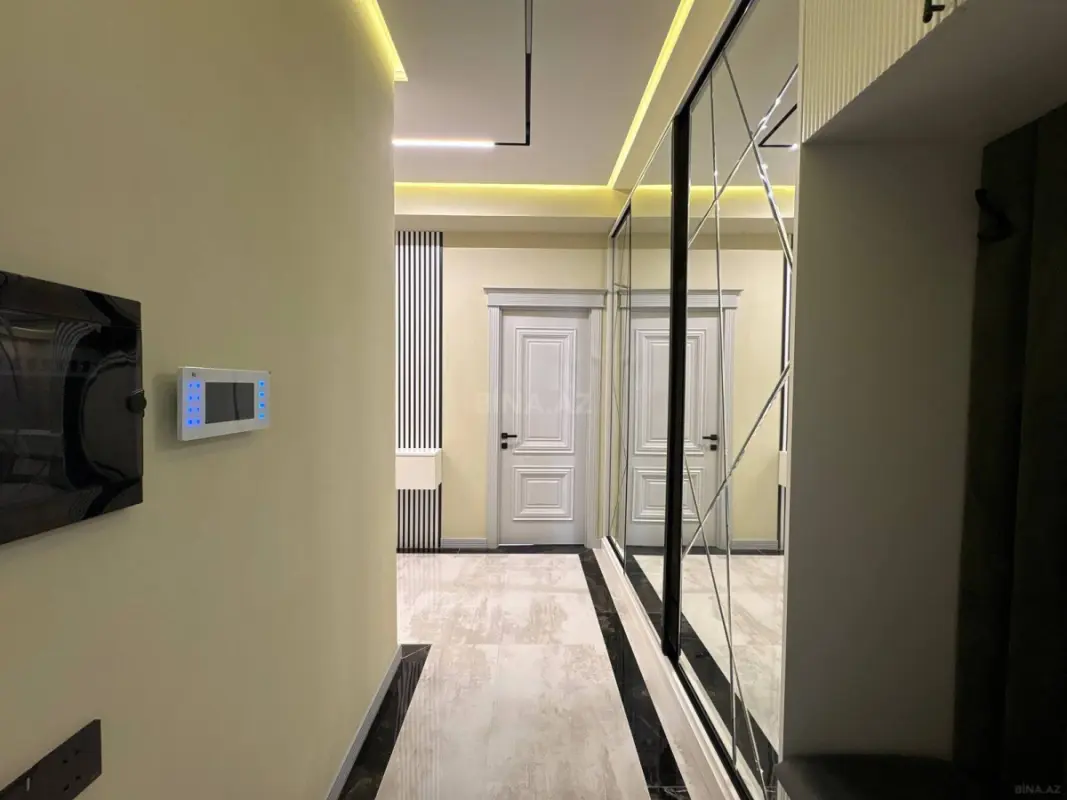 Satılır 4 otaqlı mənzil 131 m²