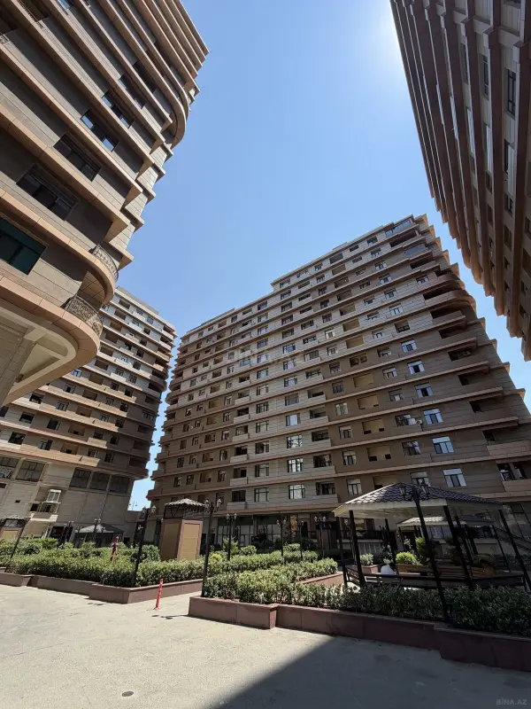 Satılır 4 otaqlı mənzil 247 m²