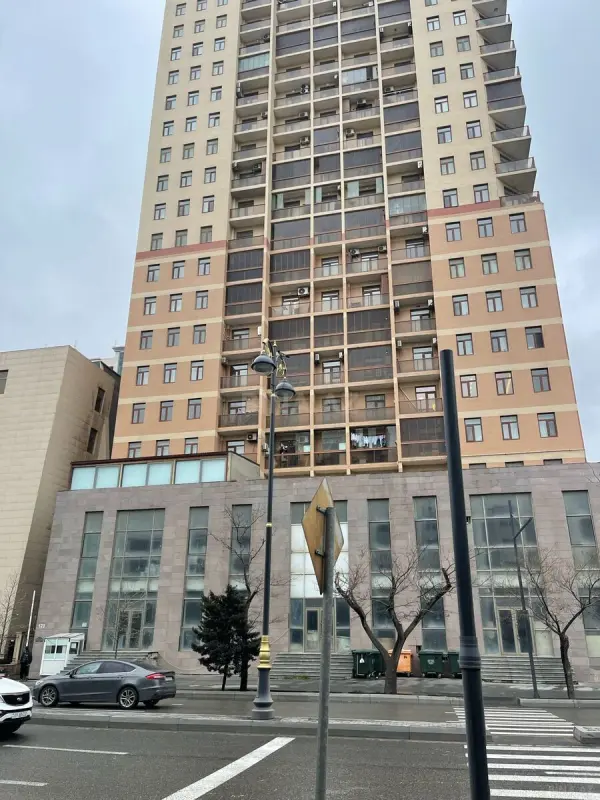 Satılır 4 otaqlı mənzil 145 m²