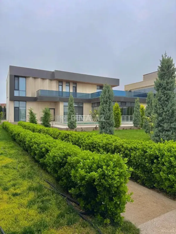 Satılır 7 otaqlı həyət evi 500 m²