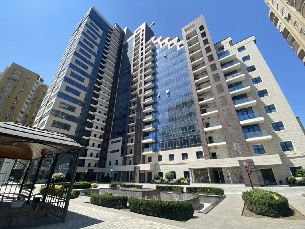 Satılır 4 otaqlı mənzil 251.4 m²