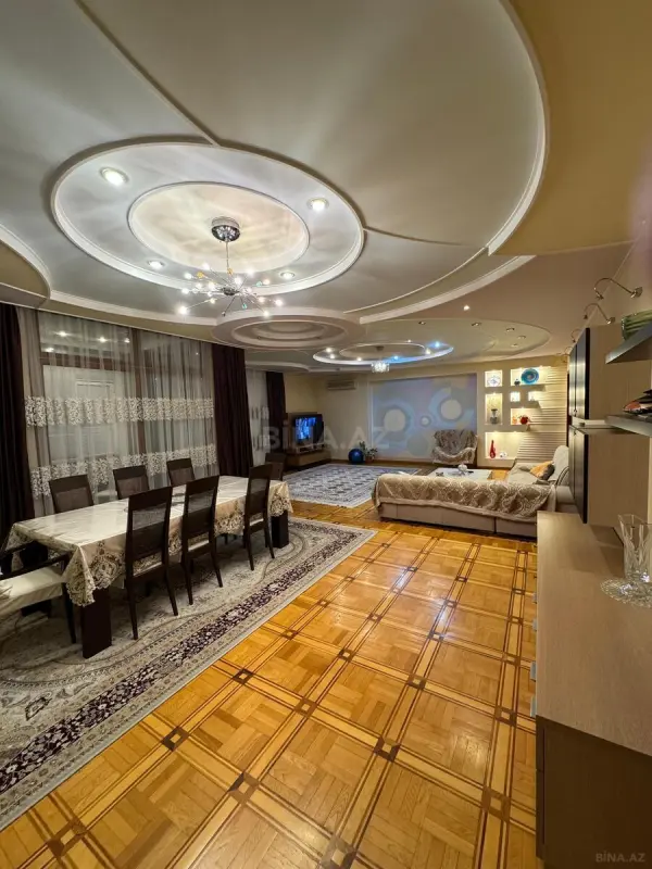Satılır 5 otaqlı mənzil 250 m²