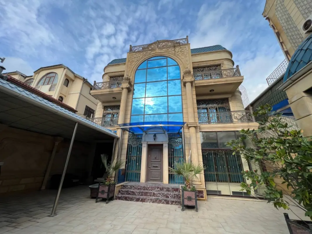 Satılır 9 otaqlı həyət evi 1000 m²