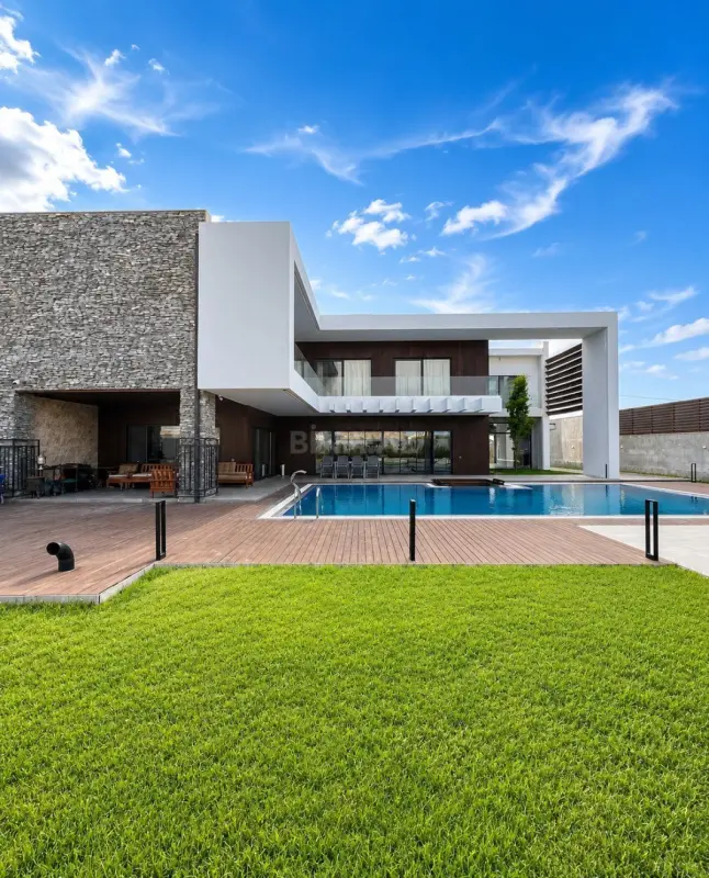 Satılır 5 otaqlı həyət evi 370 m²