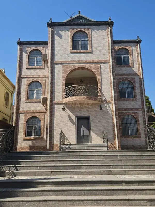 Satılır 8 otaqlı həyət evi 350 m²
