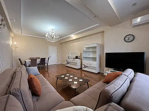Kirayə verilir 4 otaqlı mənzil 180 m² — Bakı 4 otaq 180.00 m²