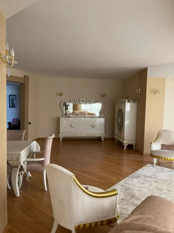 Kirayə verilir 4 otaqlı mənzil 200 m²
