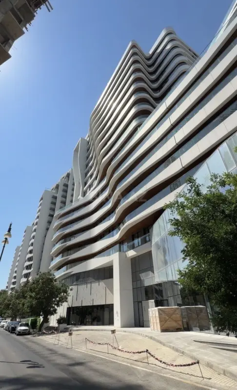Satılır 5 otaqlı mənzil 303 m²