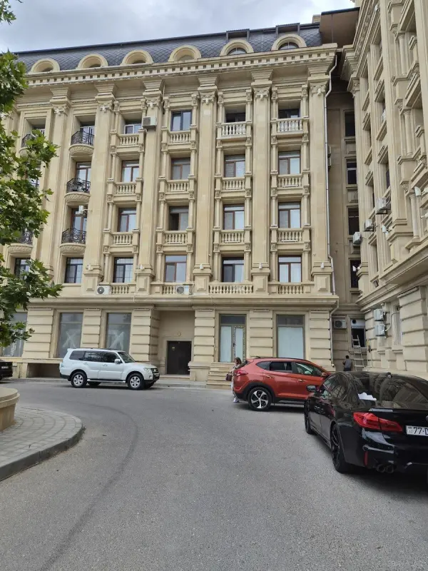 Satılır 4 otaqlı mənzil 125 m²
