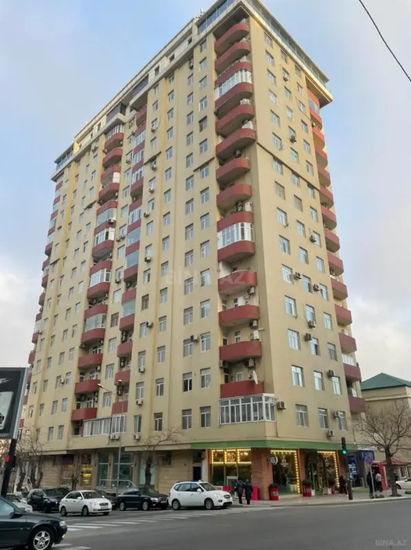 Satılır 4 otaqlı mənzil 186 m²