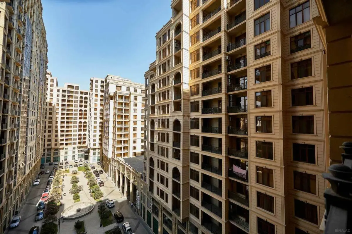 Satılır 4 otaqlı mənzil 305 m²