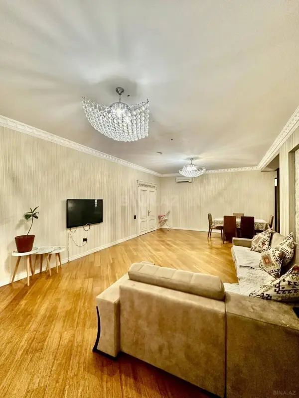 Satılır 4 otaqlı mənzil 220 m²