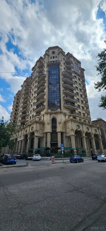 Satılır 4 otaqlı mənzil 230 m²