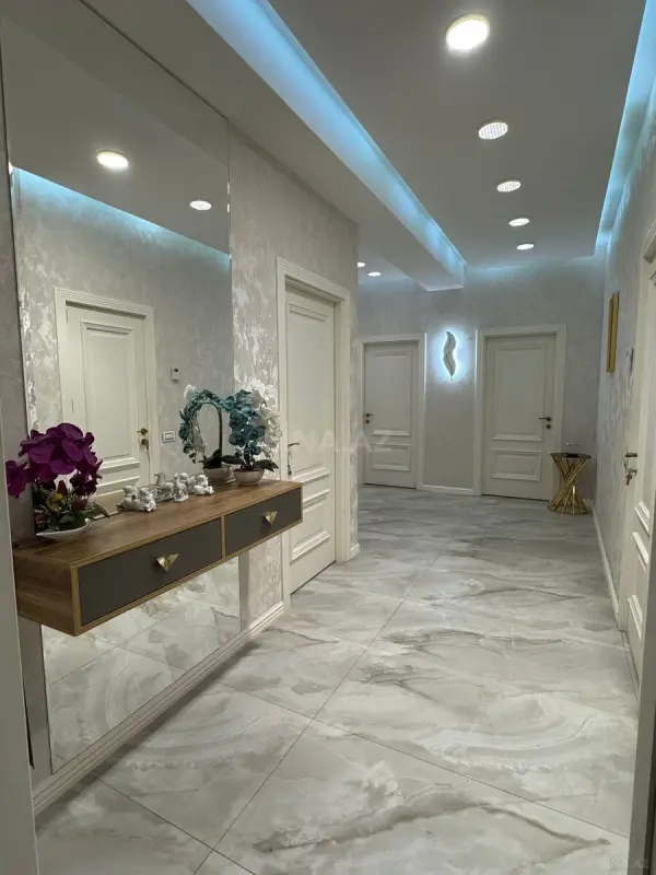 Satılır 3 otaqlı mənzil 146 m²