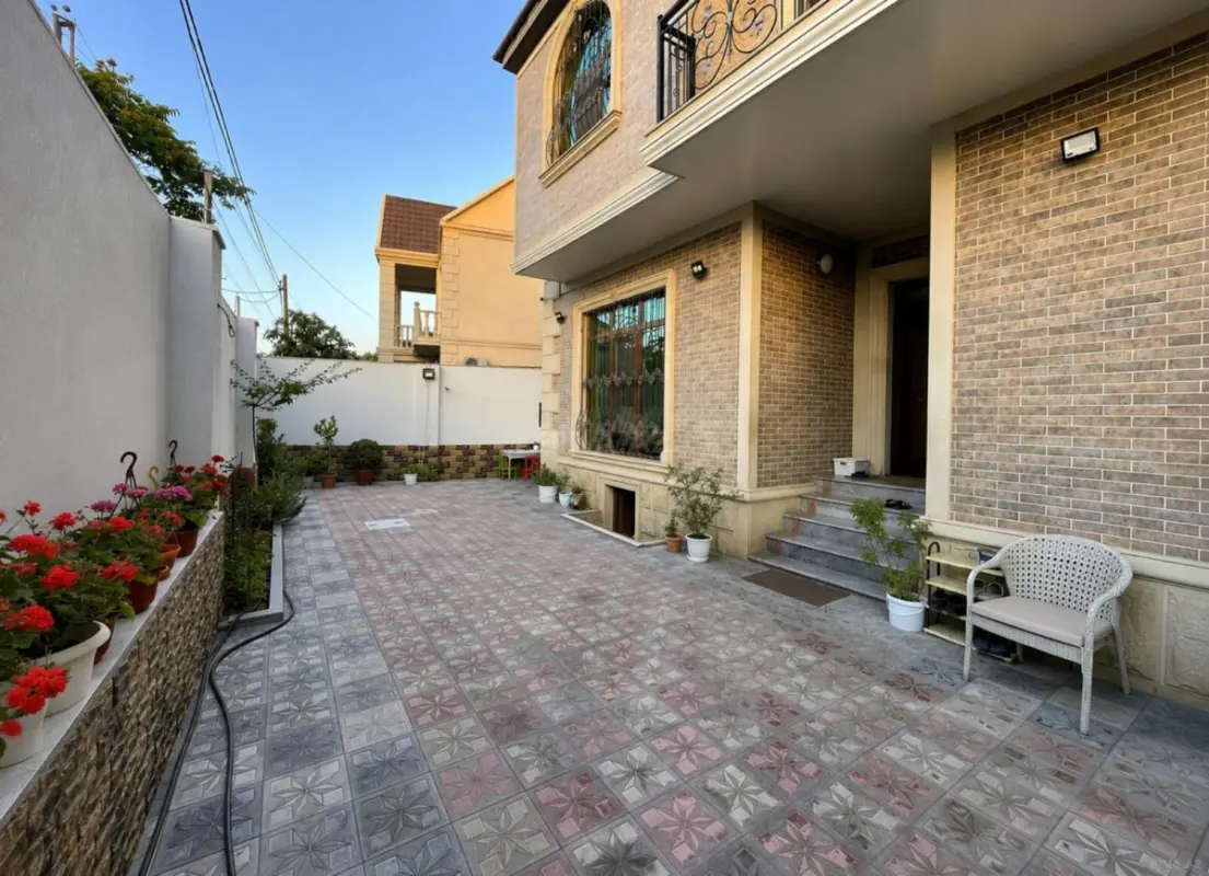Satılır 9 otaqlı həyət evi 380 m²