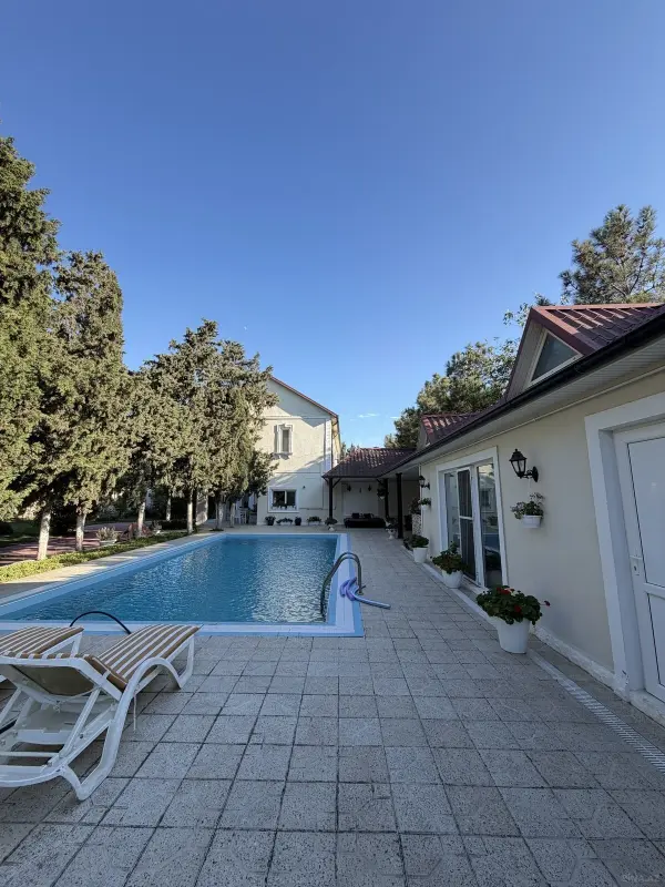 Satılır 5 otaqlı həyət evi 250 m²