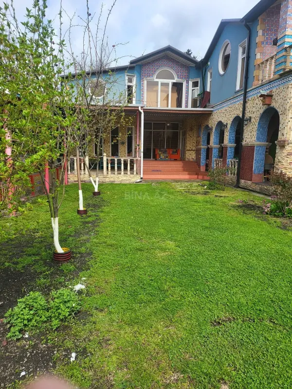 Satılır 14 otaqlı həyət evi 900 m²