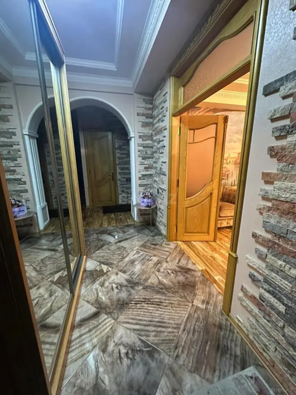 Satılır 6 otaqlı mənzil 236 m²