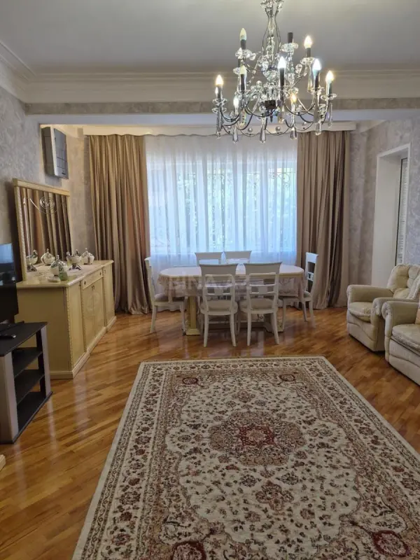 Satılır 3 otaqlı mənzil 135 m²