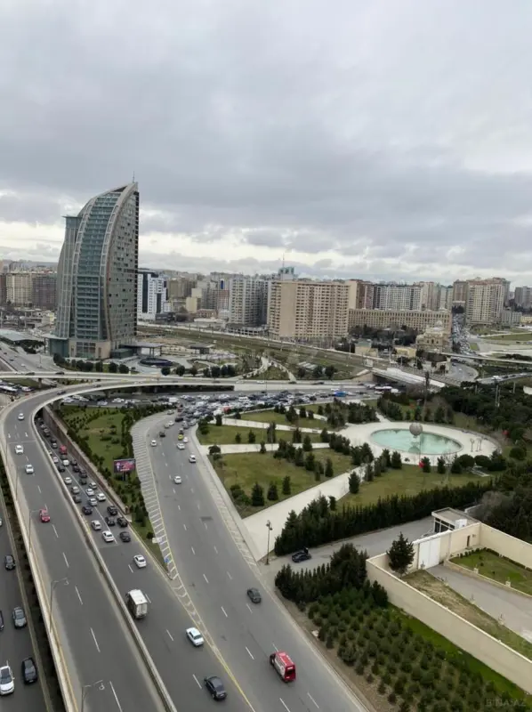 Satılır 3 otaqlı mənzil 185 m²