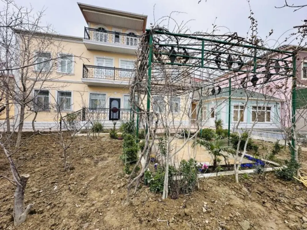 Satılır 7 otaqlı həyət evi 253 m²