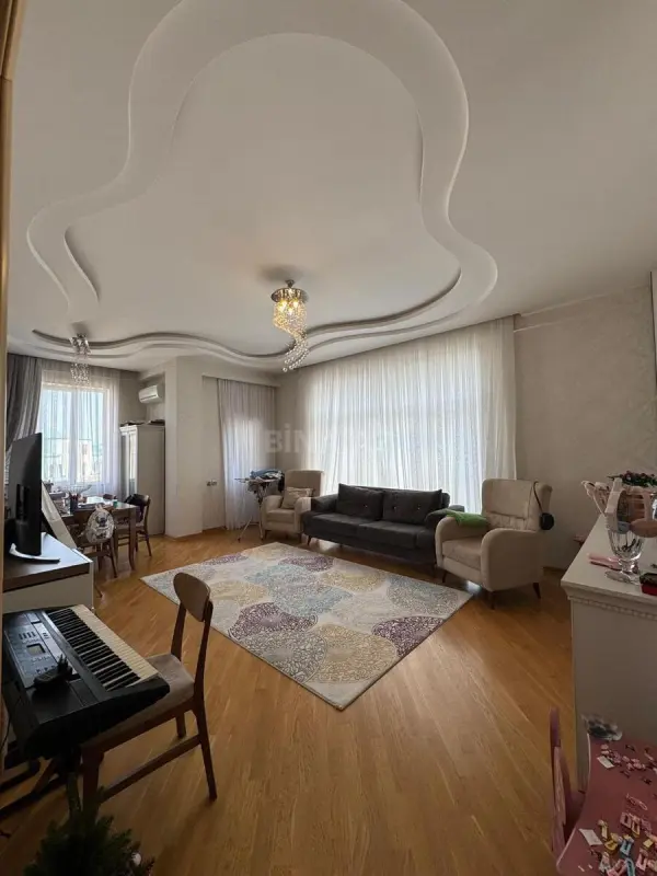 Satılır 3 otaqlı mənzil 135 m²