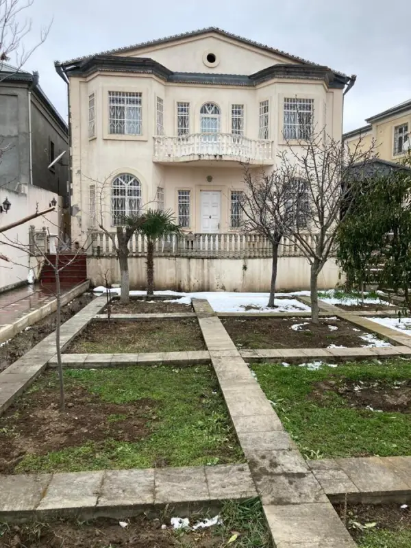 Satılır 5 otaqlı həyət evi 350 m²