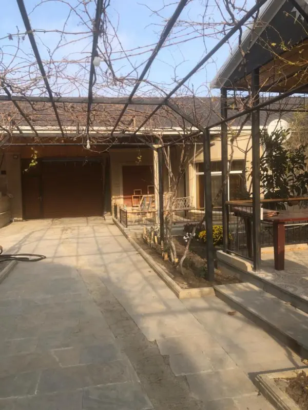 Satılır 10 otaqlı həyət evi 600 m²