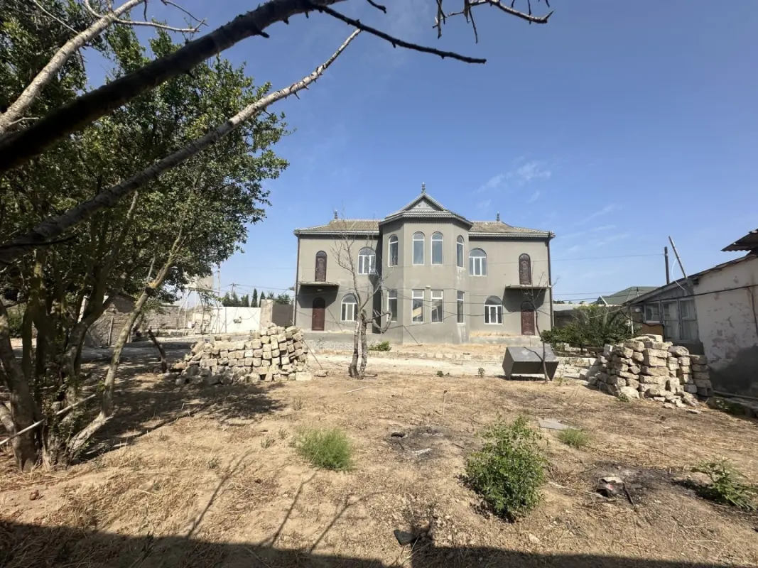 Satılır 8 otaqlı həyət evi 330 m²
