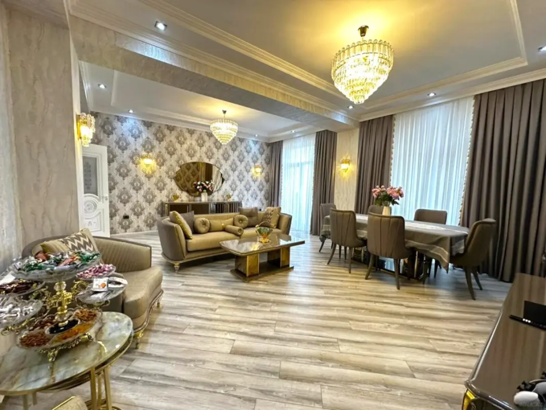 Satılır 4 otaqlı mənzil 190 m²